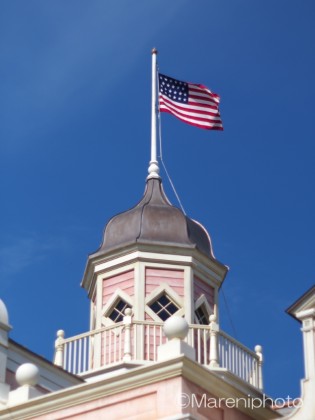 ピンクの塔と星条旗