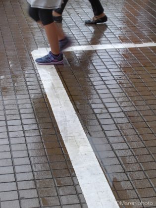 雨に濡れる歩道