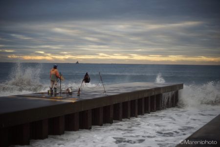 海を見つめる釣り人