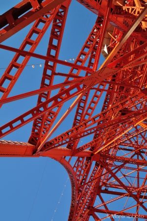 青空と東京タワーの鉄骨