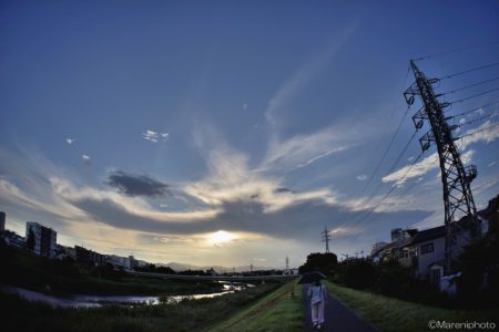 夕方の空と川