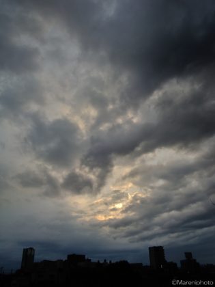 曇り空の夕景