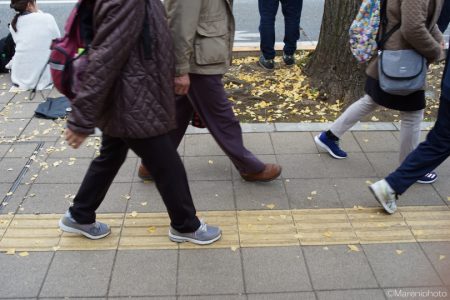 歩道を往く人の足