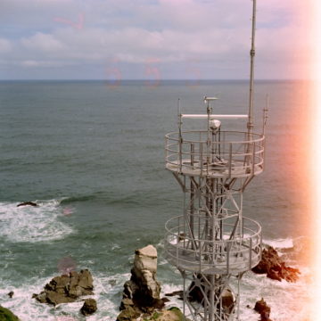灯台の上から望む海
