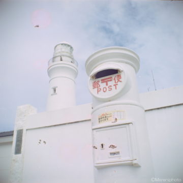 白い灯台と白い壁と白いポスト