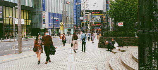 新宿駅前を歩く人